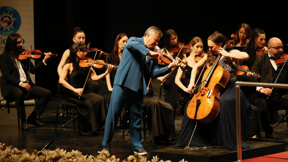 Depremzedeler yararına konser