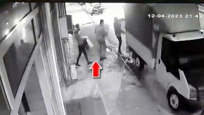 Ağır hasarlı binadaki eşyaları böyle çaldı! Vicdansız!