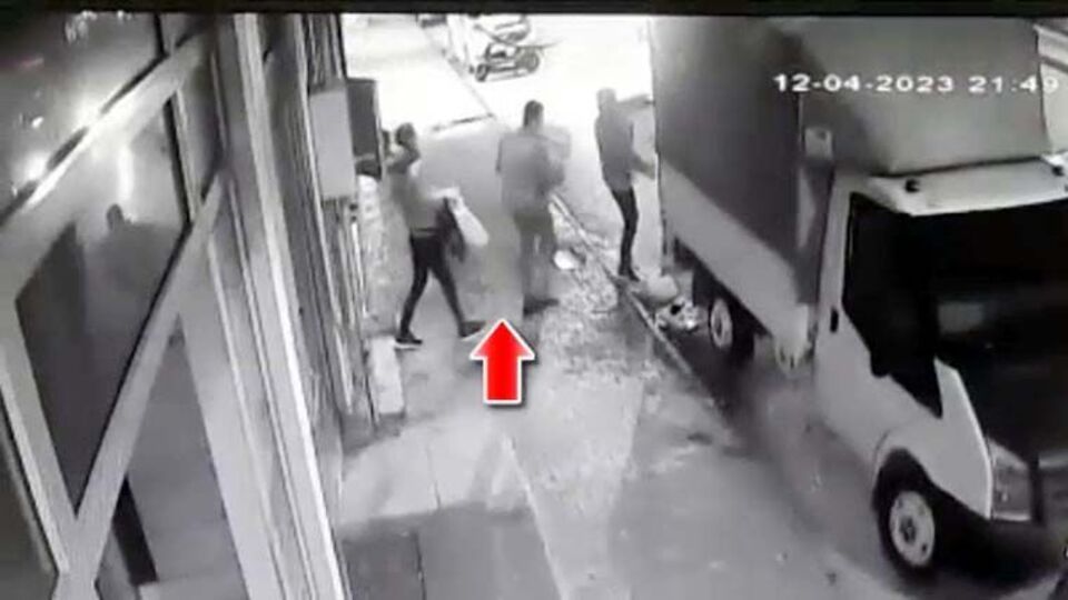 Ağır hasarlı binadaki eşyaları böyle çaldı! Vicdansız!