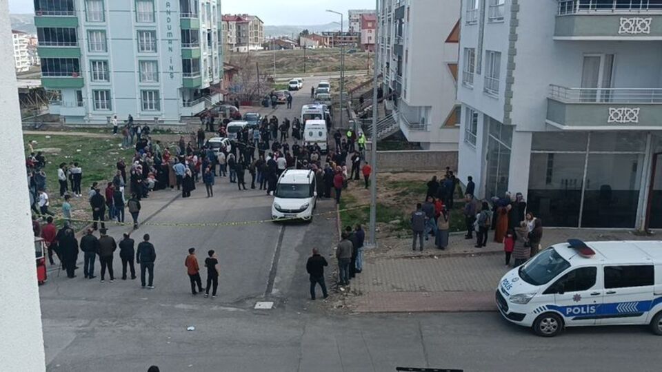 2 kayınbiraderine kurşun yağdırıp, kendini vurdu