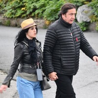 İspanyol sevgilisiyle yürüyüşte