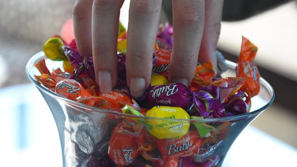 Çikolata veya şeker tüketiminden hemen sonra bunu yapın