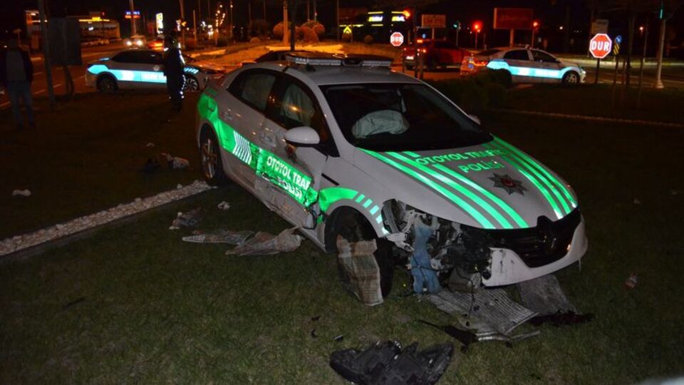 Polis aracı ile otomobil çarpıştı: 3'ü polis 6 yaralı
