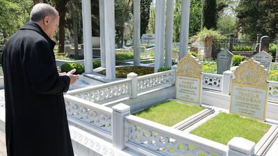 Cumhurbaşkanı Erdoğan annesi ve babasının mezarını ziyaret etti