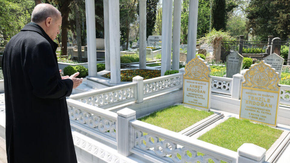Cumhurbaşkanı Erdoğan annesi ve babasının mezarını ziyaret etti