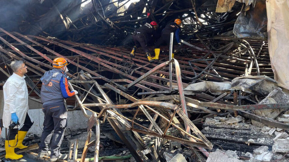 Mobilya fabrikasında yangın! 4 kişi öldü!