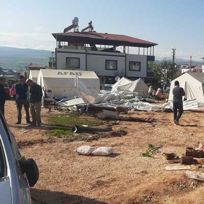 Deprem bölgesi Kahramanmaraş'ı hortum ve fırtına vurdu!