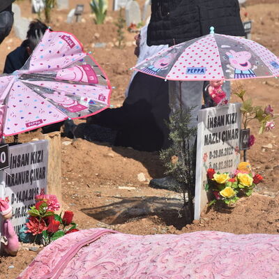 Elbise, oyuncak bırakıp battaniye örttüler! Buruk bayram!