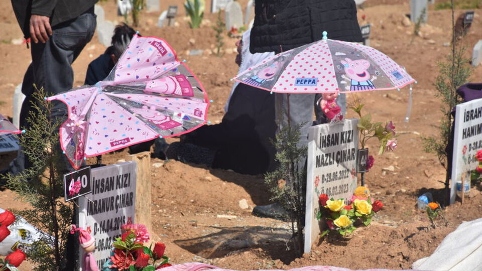 Elbise, oyuncak bırakıp battaniye örttüler! Buruk bayram!