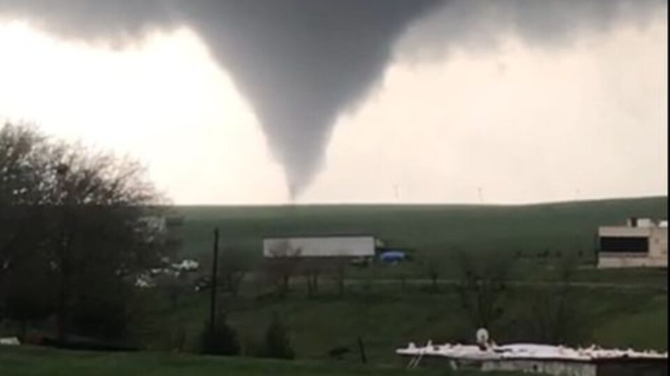 O anlar kamerada! Görenler şoke oldu! Korkutan hortum!