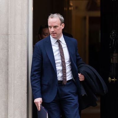 İngiliz bakan zorbalık iddiaları üzerine istifa etti