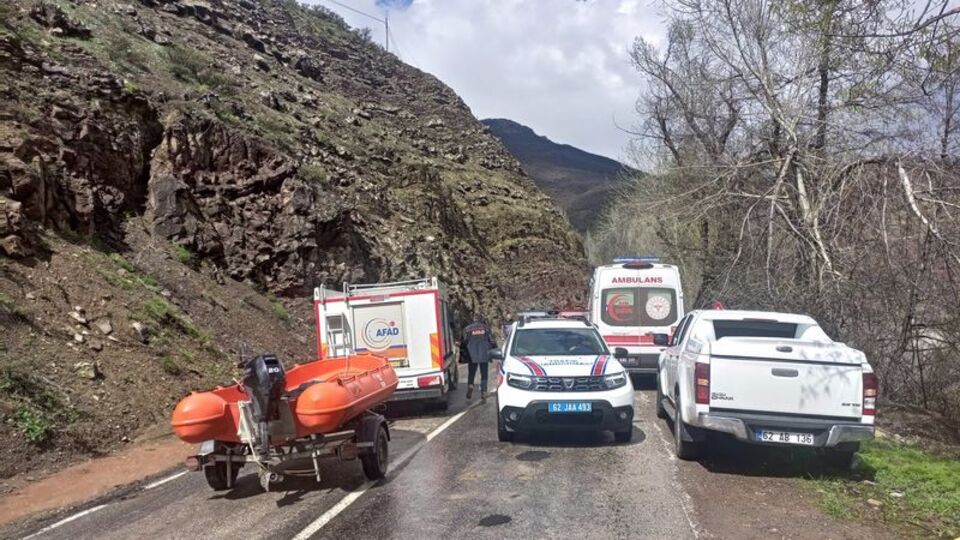 Otomobil nehre uçtu! 3 kişi aranıyor!