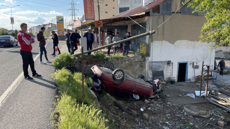 Otomobil şarampole devrildi: 2'si çocuk 5 yaralı
