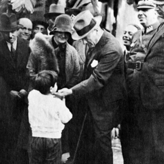 Fotoğraflarla Atatürk'ün çocuk sevgisi