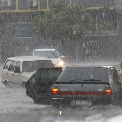 Adana'da şiddetli sağanak zor anlar yaşattı!