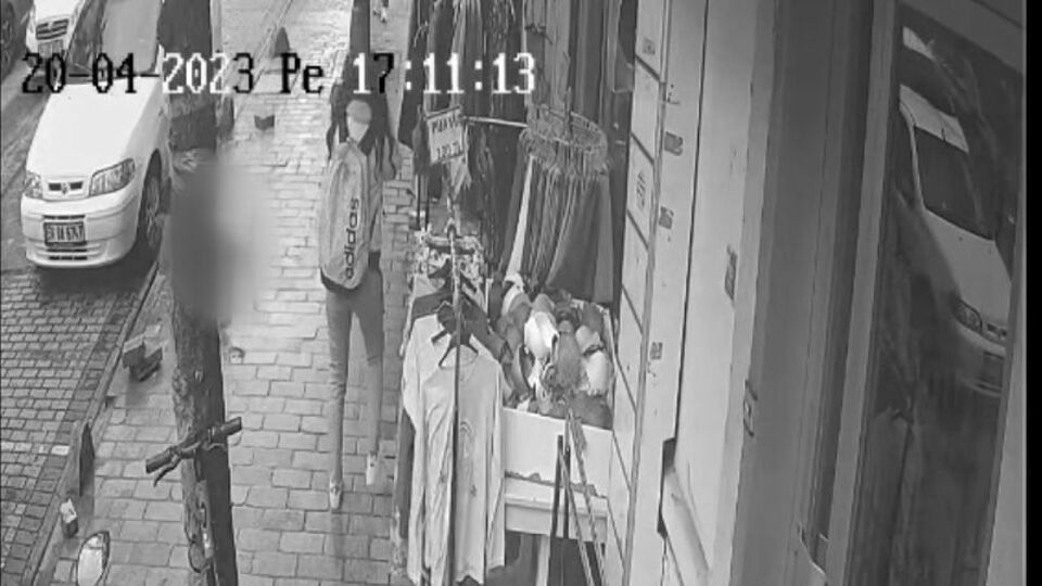 Korkutucu olay! 4'üncü kattan önüne düştü!