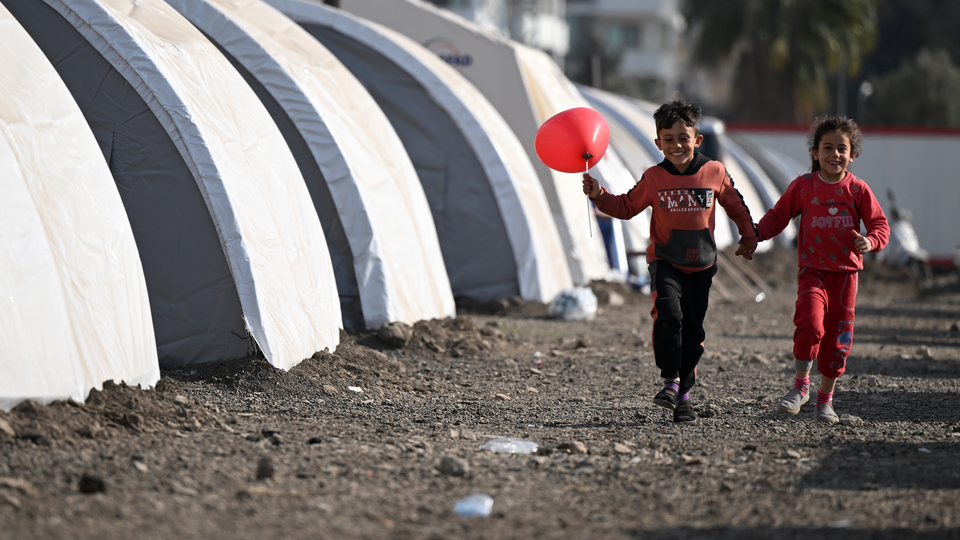 Depremzede çocukların umudu oldular