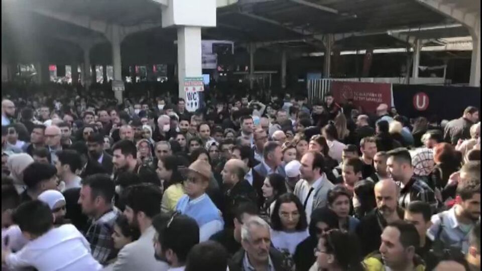 Eminönü'nde insan seli! Tramvay seferleri durdu