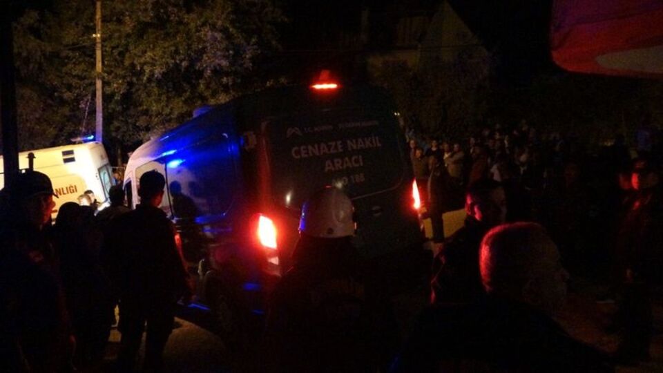 Üçüz kardeşlerden 2'si yangında can verdi