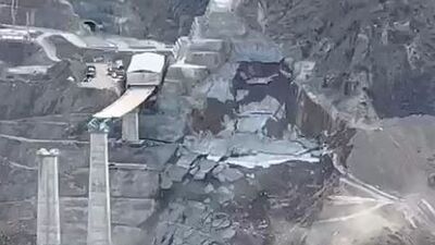 Yusufeli'nde yapımı süren viyadük yakınındaki heyelan kamerada