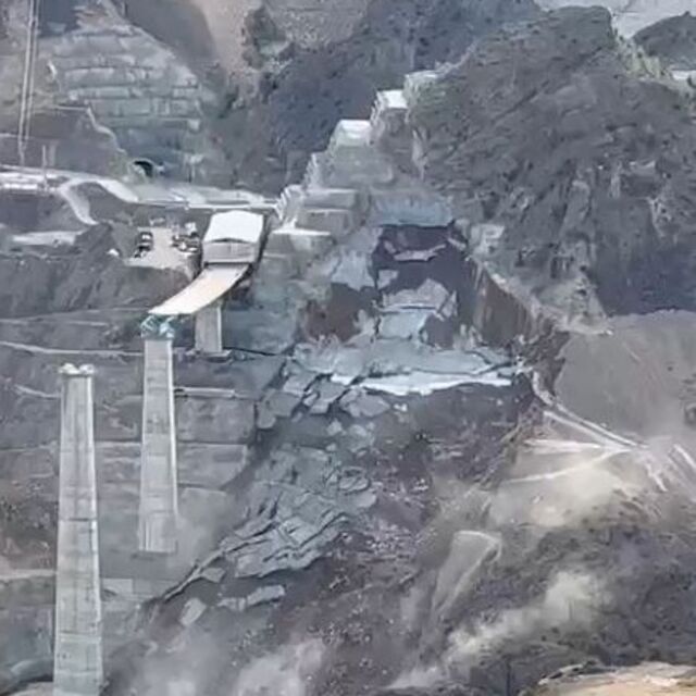 Yusufeli'nde yapımı süren viyadük yakınındaki heyelan kamerada