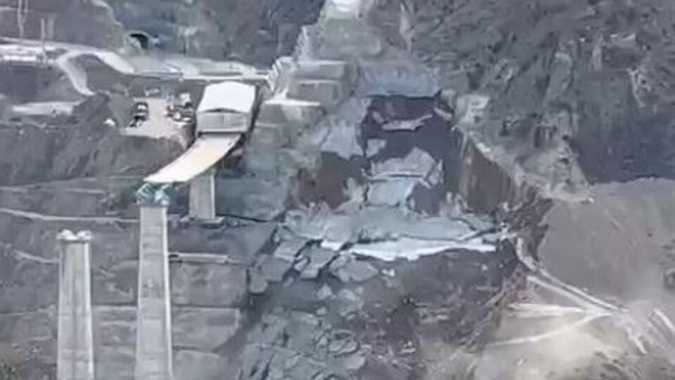 Yusufeli'nde yapımı süren viyadük yakınındaki heyelan kamerada