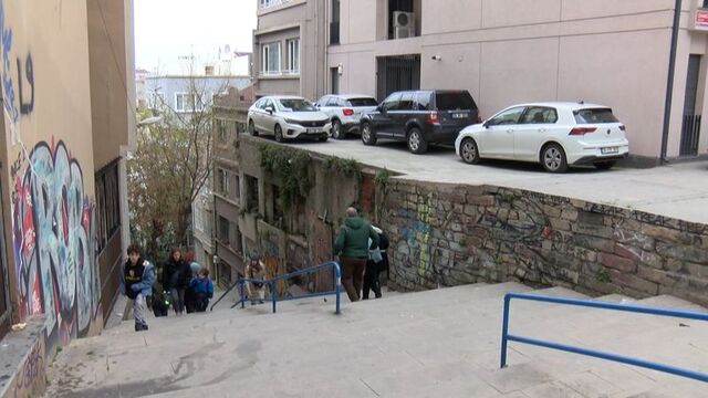 Mahallelinin çöktü çökecek korkusu!