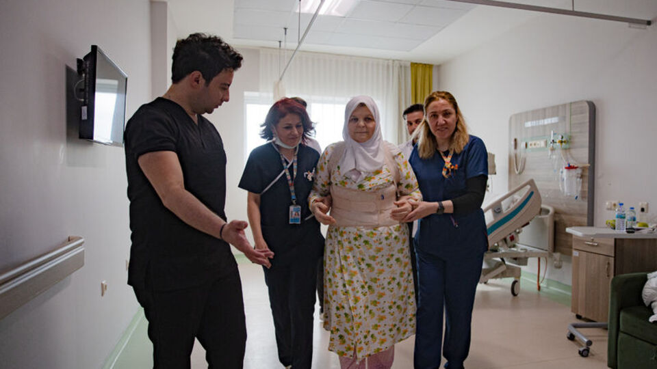 Omurgasındaki 50 derecelik eğrilik düzeltildikten sonra ilk adımlarını attı