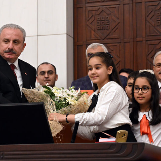 "Bu sıraların ve kürsülerin asıl sahibi sizlersiniz"