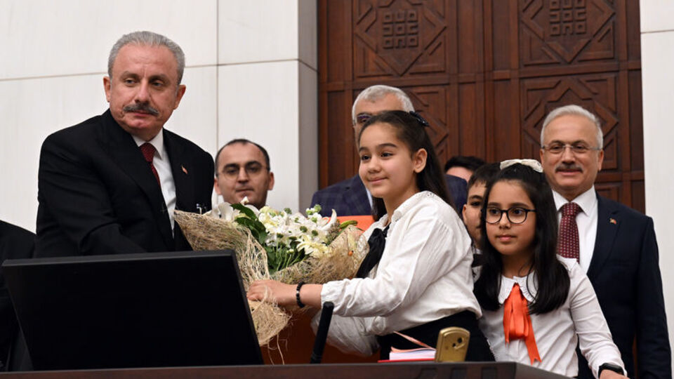 "Bu sıraların ve kürsülerin asıl sahibi sizlersiniz"