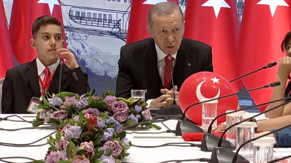 Cumhurbaşkanı Erdoğan, depremzede çocukları kabul etti