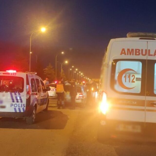 Tatil dönüşü bıçaklı sopalı kavga: 3 yaralı