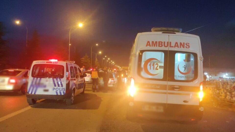 Tatil dönüşü bıçaklı sopalı kavga: 3 yaralı