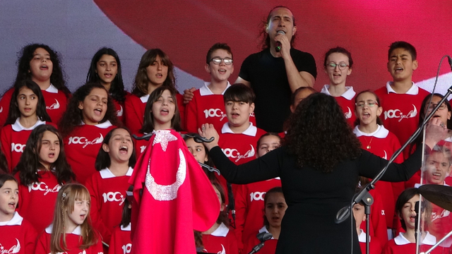 Depremzede çocuklarla sahne aldı
