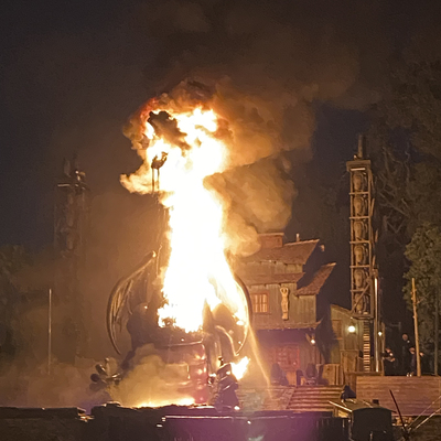 Disneyland'de yangın: 13 metrelik ejderha alev aldı!