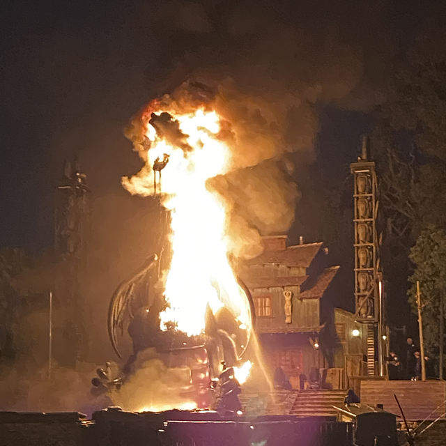 Disneyland'de yangın: 13 metrelik ejderha alev aldı!