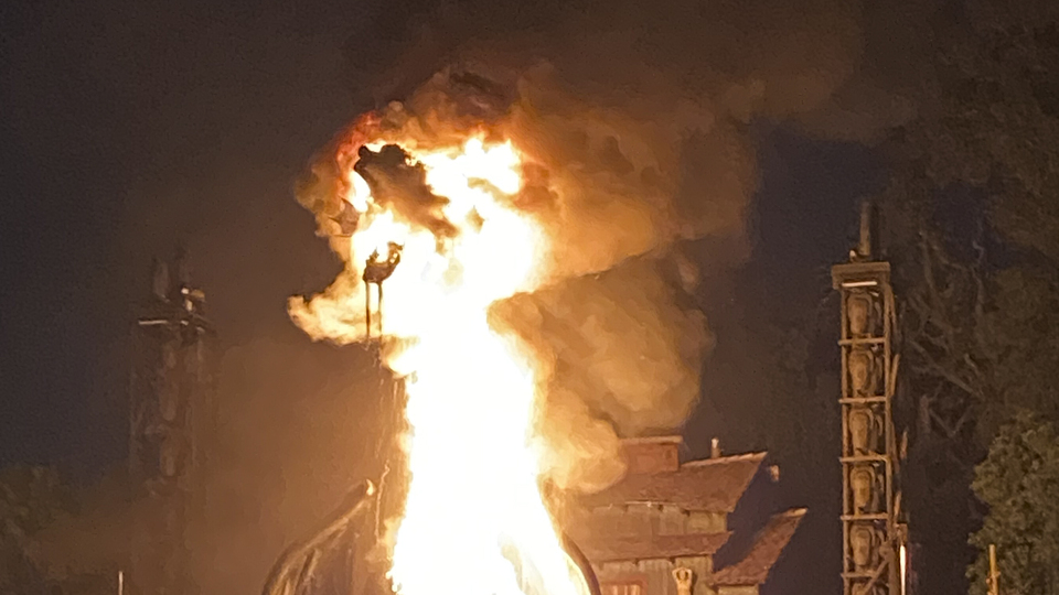 Disneyland'de yangın: 13 metrelik ejderha alev aldı!