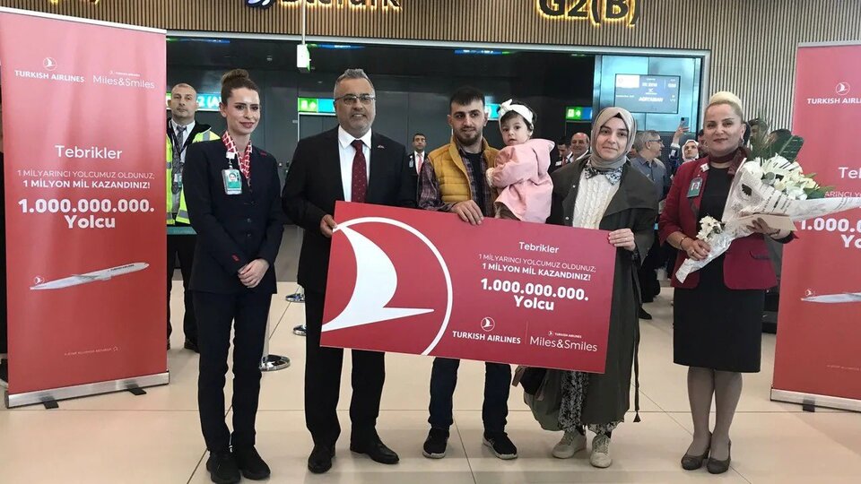 1 milyarıncı yolcusuna 1 milyon mil hediye etti