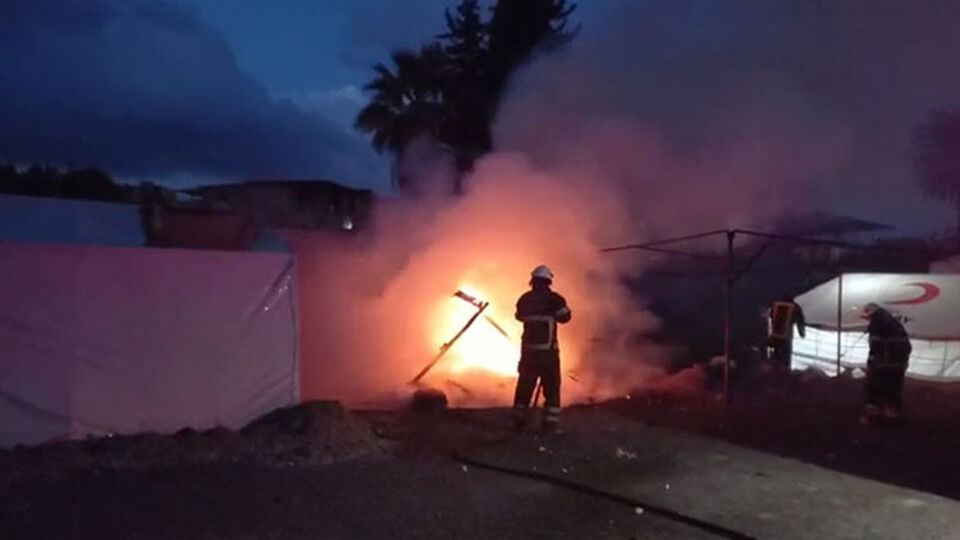 Hatay'da depremzede çadırı yandı