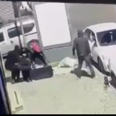 Hırsızlar balyozla kapıyı kırıp kasayı çaldı!