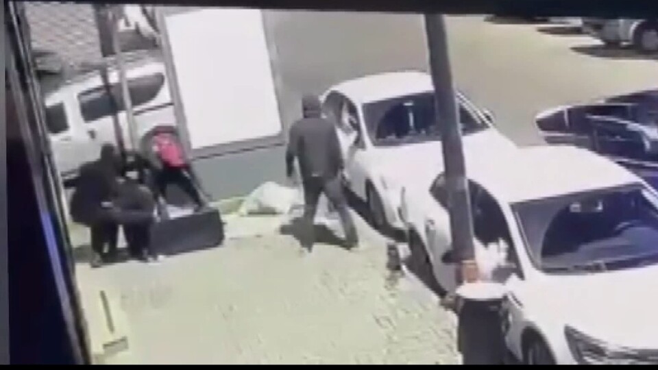 Hırsızlar balyozla kapıyı kırıp kasayı çaldı!