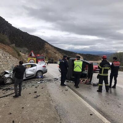 Kafa kafaya çarpıştılar! 3 kişi öldü, 2 kişi yaralı!