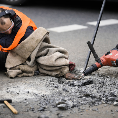 Aktivistler ellerini asfalta yapıştırdı