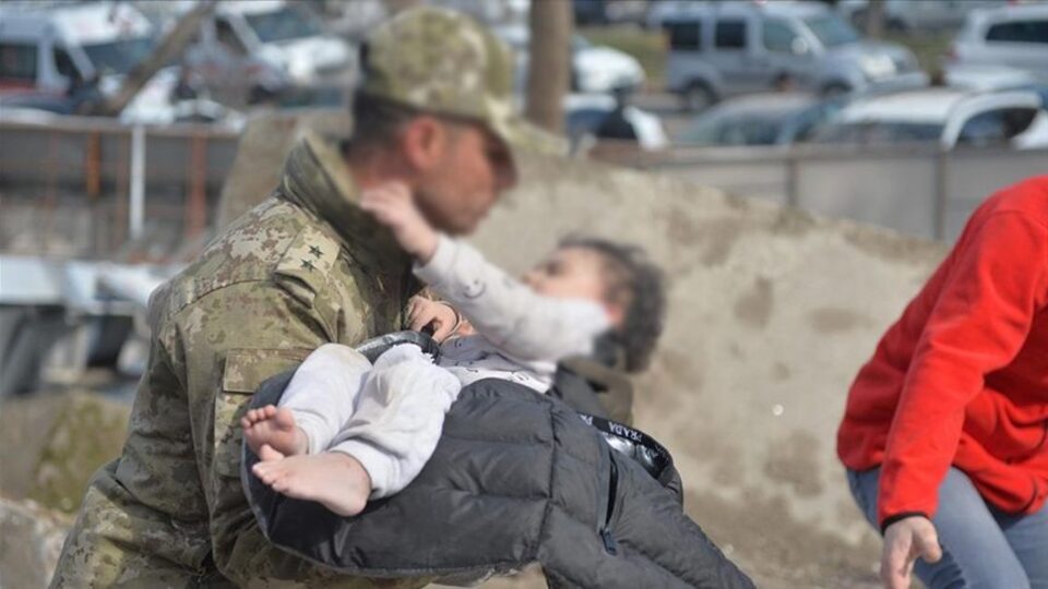 Depremzede 1808 çocuk ailelerine teslim edildi