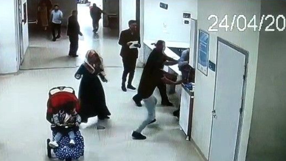 Şanlıurfa'da sağlık çalışanlarına saldırı anı kamerada