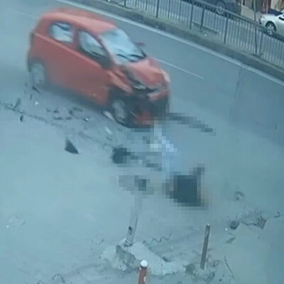 Köpeğe çarpmamak için manevra yaptı! Yayalara çarptı!