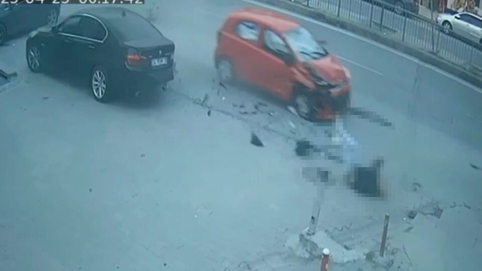 Köpeğe çarpmamak için manevra yaptı! Yayalara çarptı!