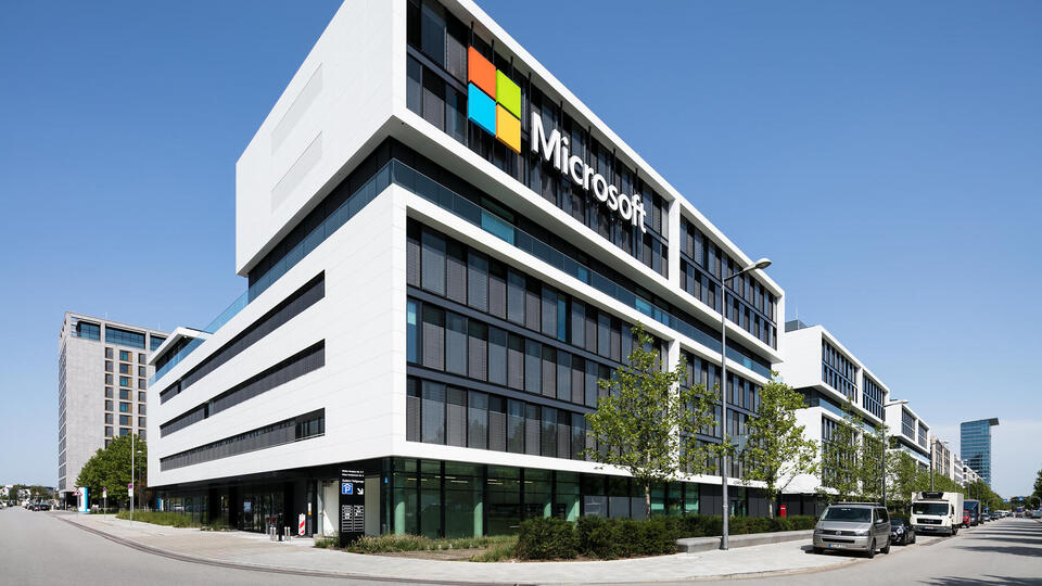 Microsoft ve Alphabet'in gelirleri yükseldi