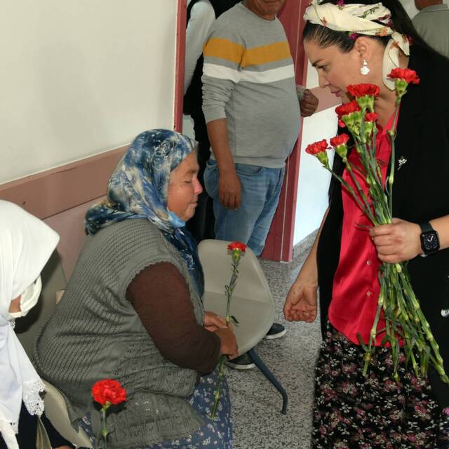 Seçim çalışmasını şalvarla sürdürüyor