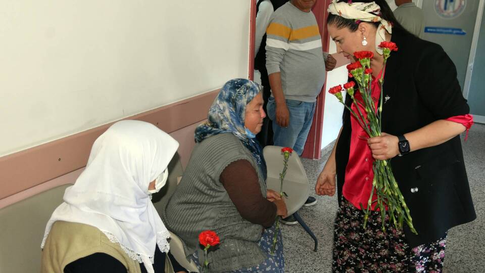 Seçim çalışmasını şalvarla sürdürüyor